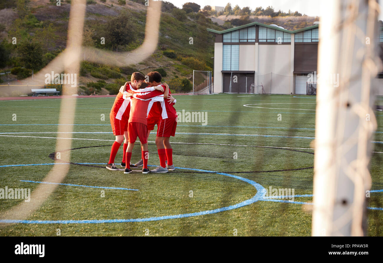 Männliche High School Soccer Spieler Team sprechen Stockfoto