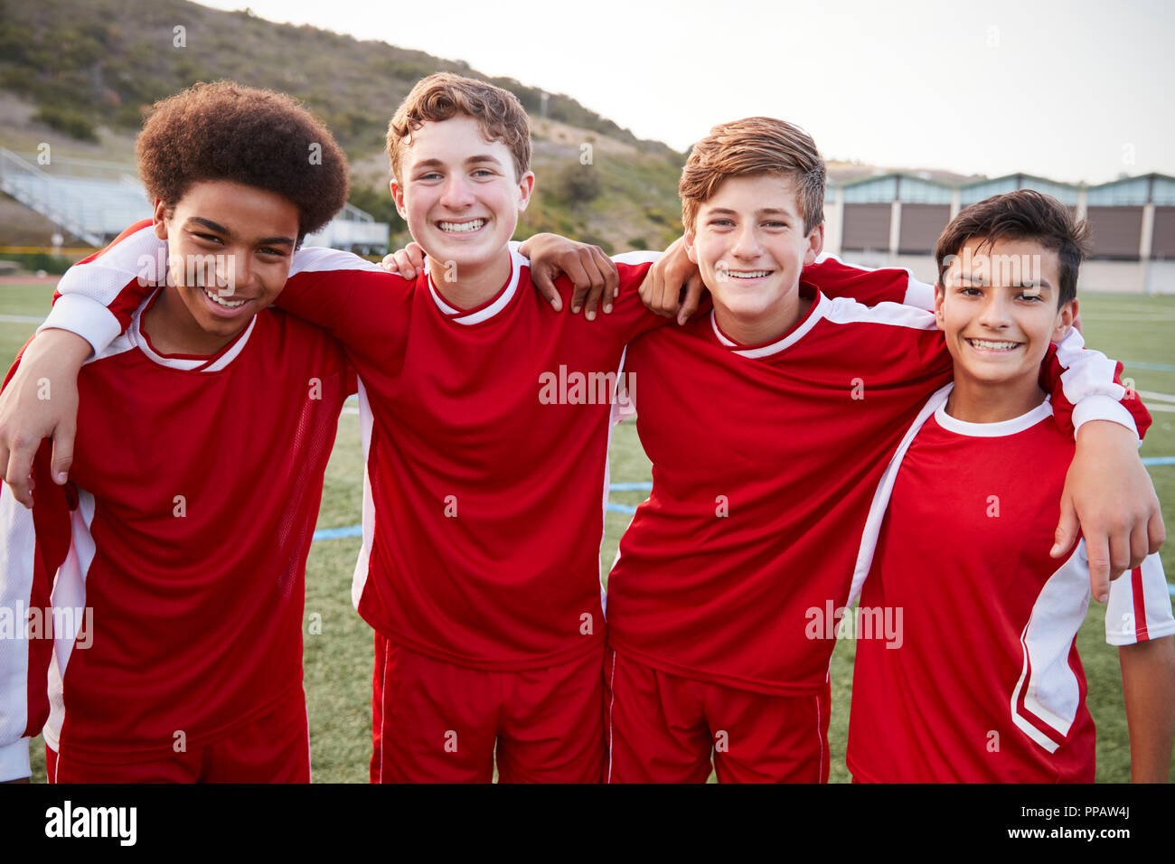 Portrait der männlichen Schüler spielen In Fußball-Team Stockfoto