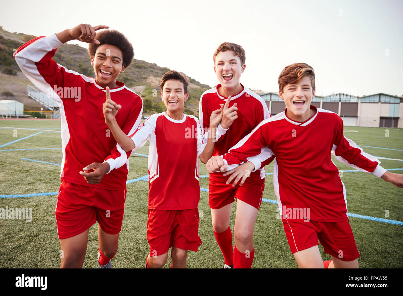 Portrait der männlichen High School Fußballmannschaft Feiern Stockfoto