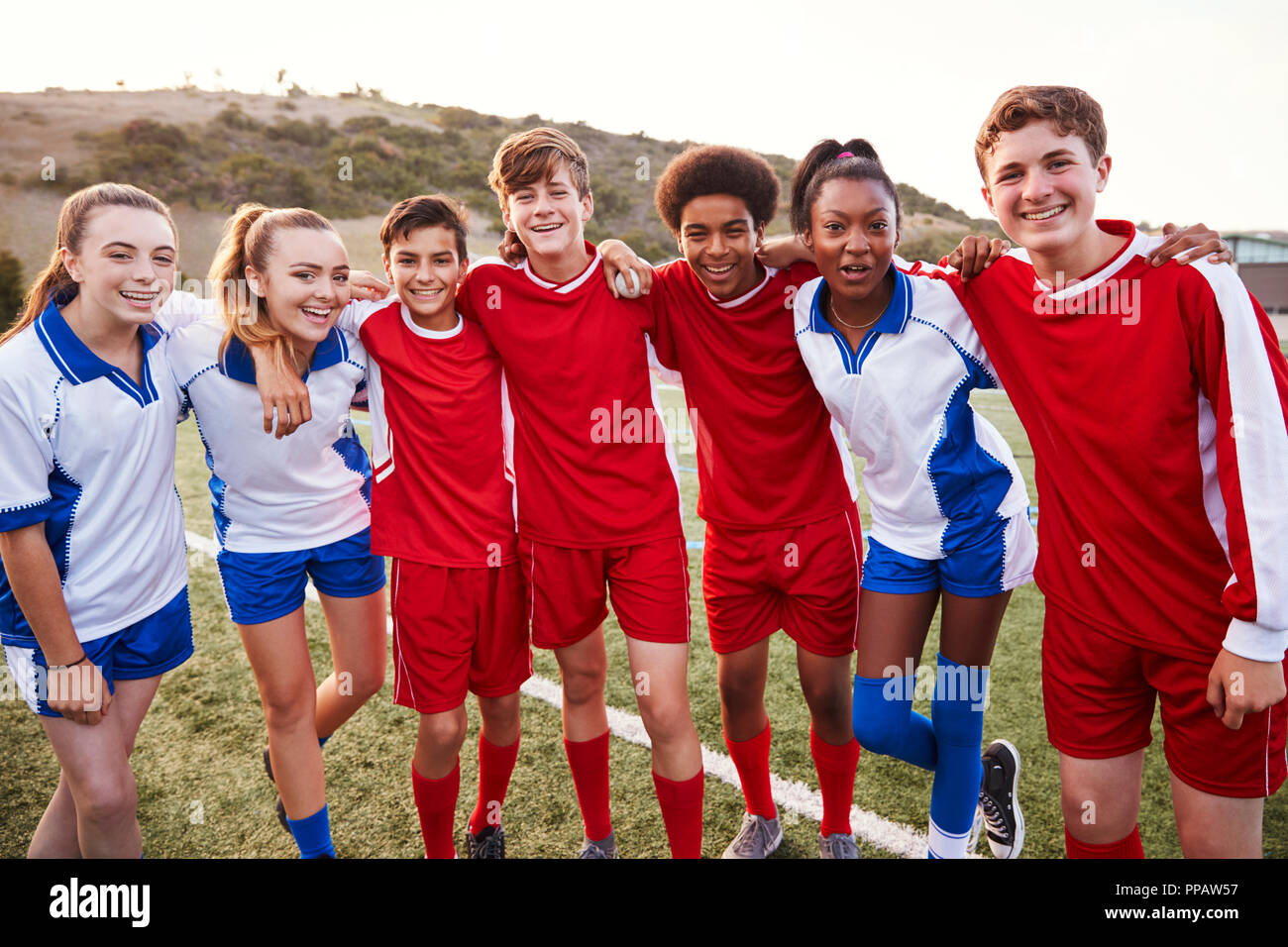 Portrait von männlichen und weiblichen High School Soccer Teams Stockfoto