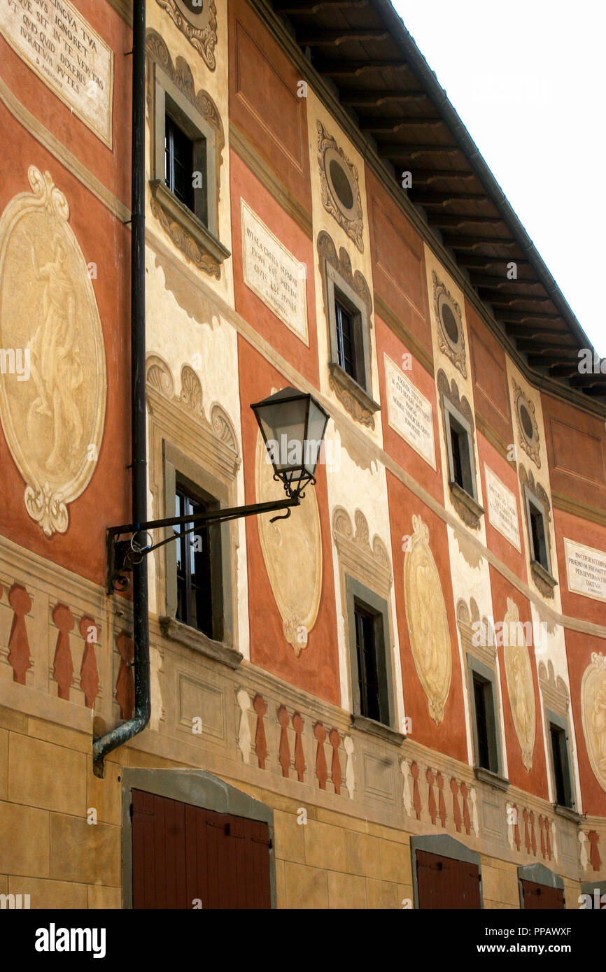 SAN MINIATO Italien Majolika Ornamente auf der Fassade der Kathedrale isoliert Stockfoto