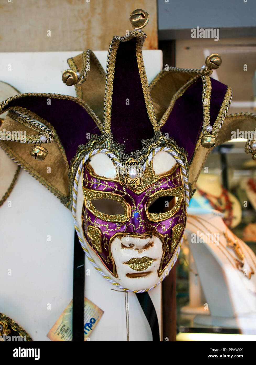 Venezianische Masken außerhalb des Shops in Venedig Stockfotografie - Alamy