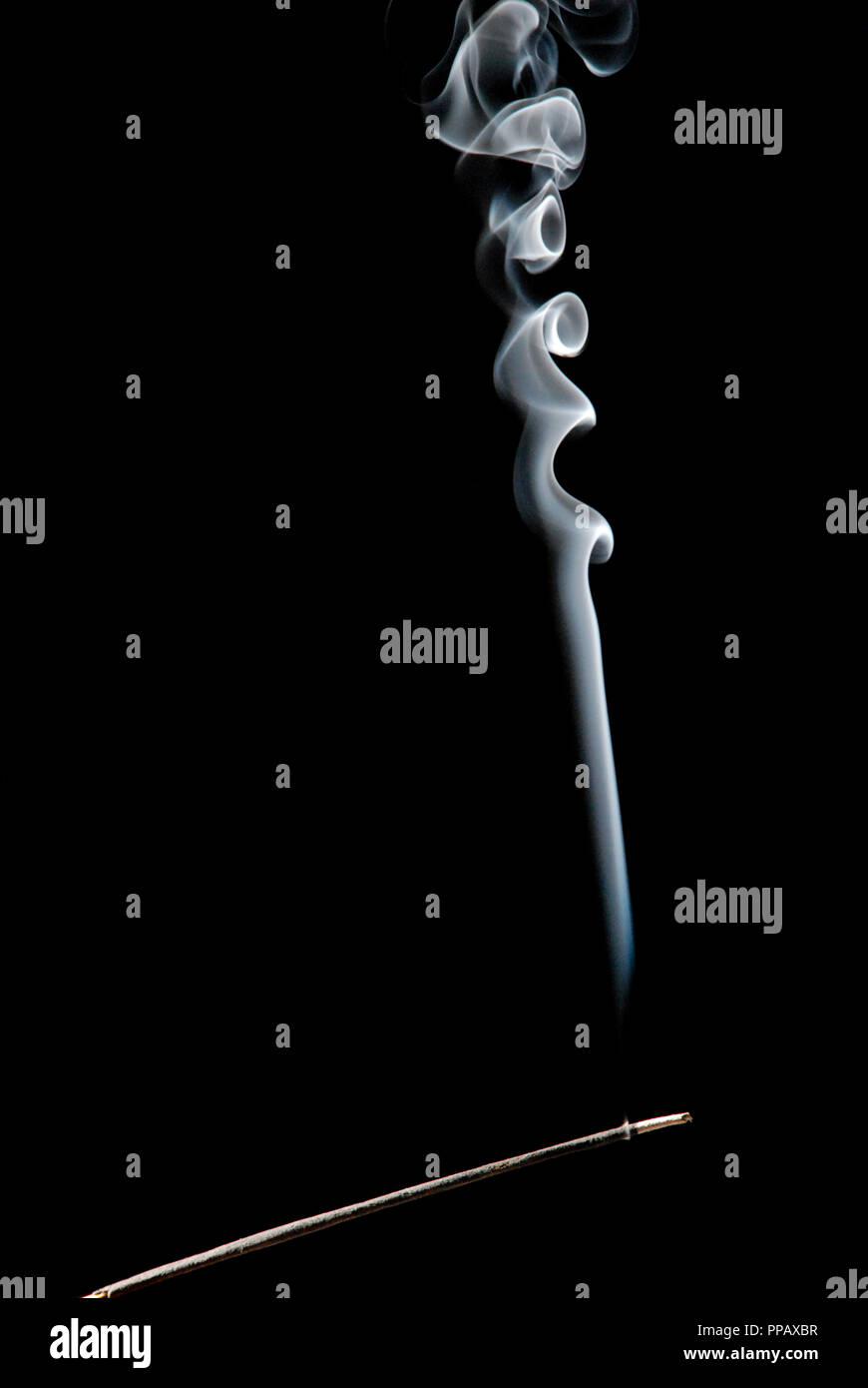 Räucherstäbchen Rauch auf schwarzem Hintergrund Stockfoto