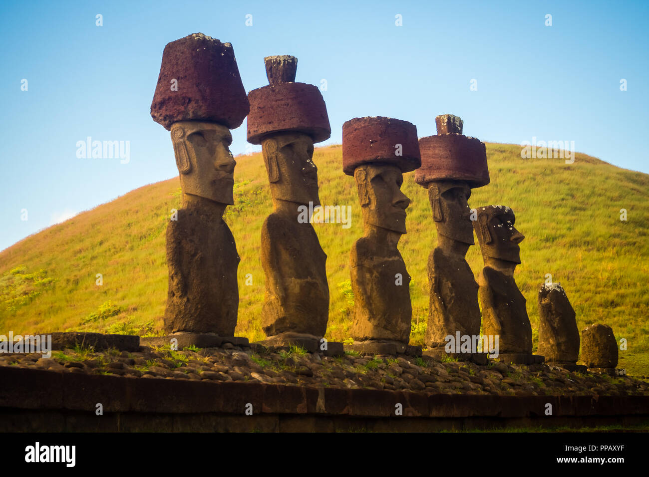 Moais von Ahu Nau Nau in Anakena Strand in Easter Island, Chile Stockfoto