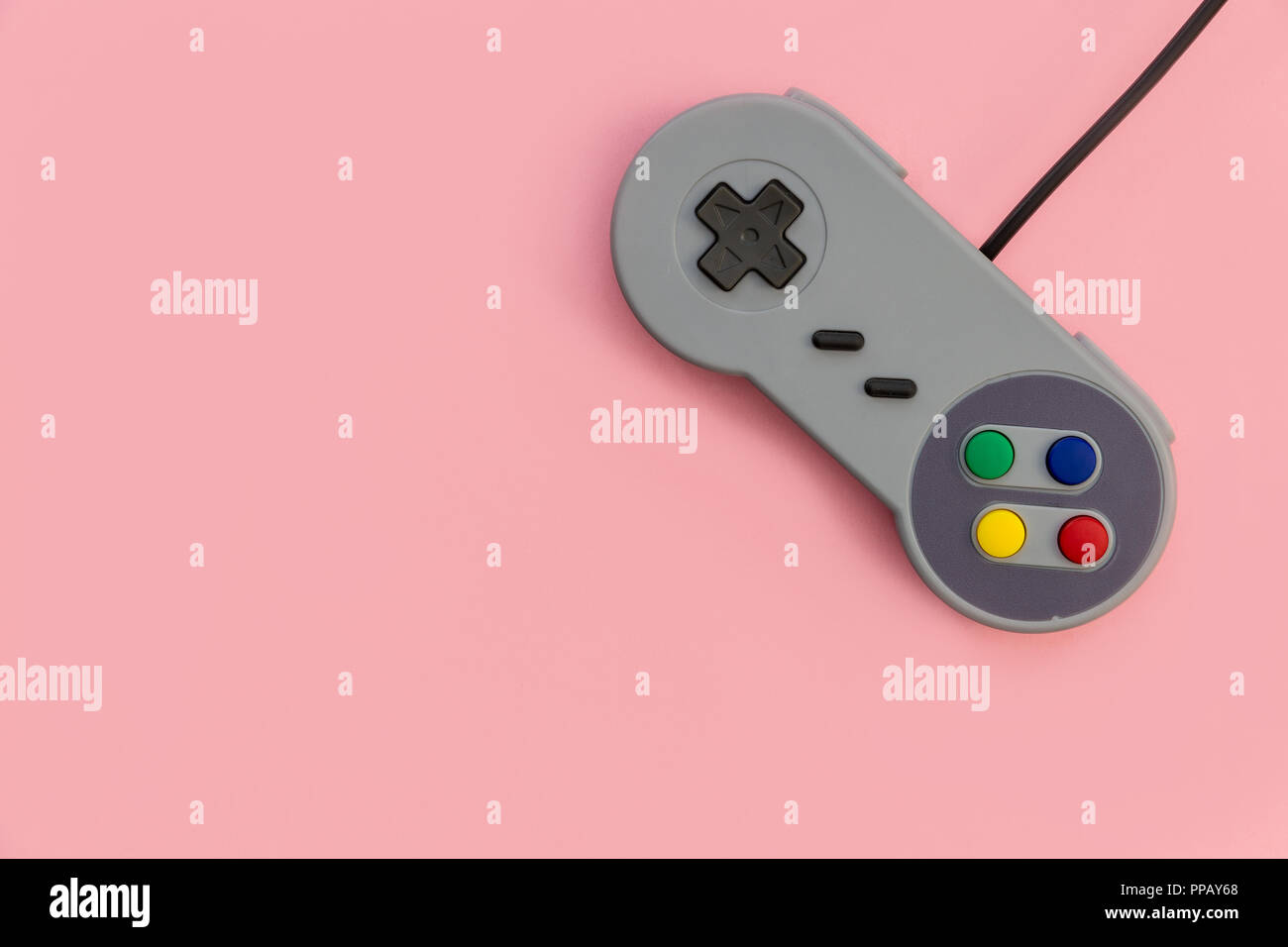 Retro Video Game Controller auf rosa Hintergrund Stockfoto