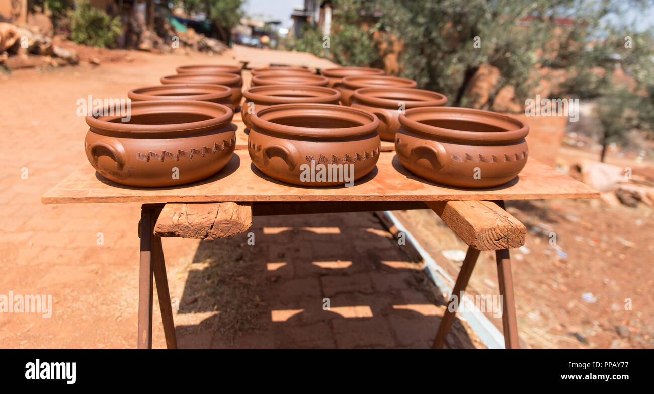 Viele Türkische traditionellen Tontopf. türkische Topf aus Ton ist ein  Guvec. Selektive konzentrieren Stockfotografie - Alamy