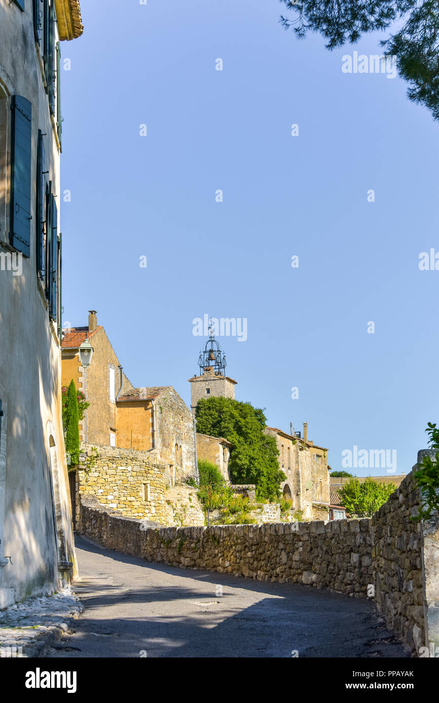 Alte Dorf der Provence, Bédoin entfernt auf einem Hügel, Frankreich, Mitglied der schönsten Dörfer von Frankreich, Departement Vaucluse, Luberon Bergen Stockfoto