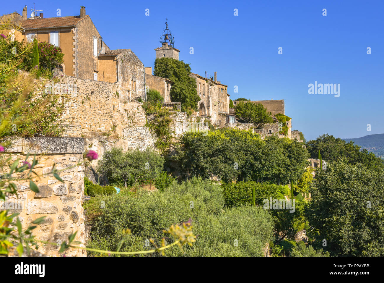 Alte Dorf der Provence, Bédoin entfernt auf einem Hügel, Frankreich, Mitglied der schönsten Dörfer von Frankreich, Departement Vaucluse Stockfoto