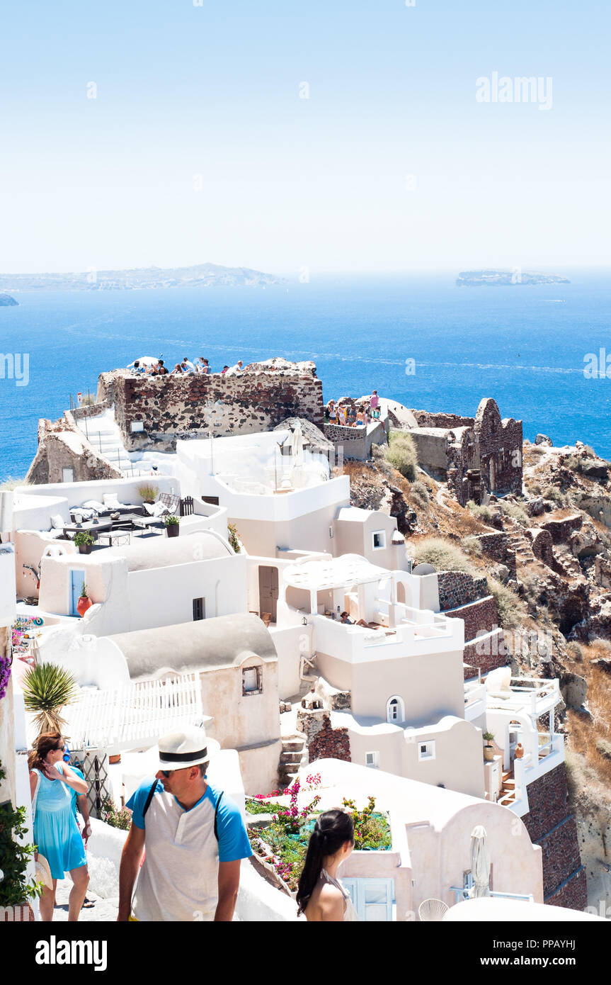 Touristen erkunden Top hill Straßen von Oia, Santorini, Griechenland Stockfoto