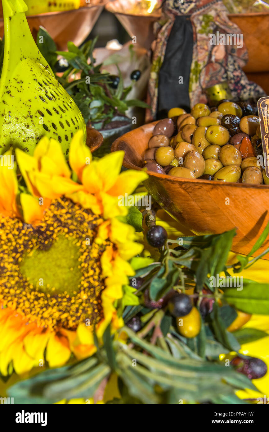 Präsentation von regionalen Produkten, Oliven der Provence mit Sonnenblumen Dekoration und Ölzweige, Riez, Frankreich, Street Market Stockfoto