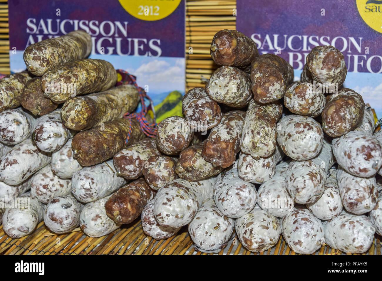 Regionale Produkte auf einem Straßenmarkt in Riez in der Provence, Frankreich, Stall mit trockenen Wurst am jährlichen Festival der Lavendel Honig Stockfoto