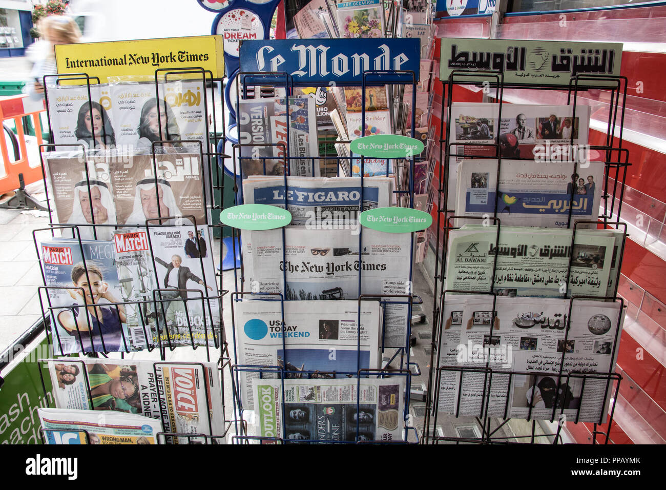 London, UK, Sept. 22, 2018: Kiosk mit internationalen Zeitungen und magaazines an einem Zeitungsstand in London Stockfoto