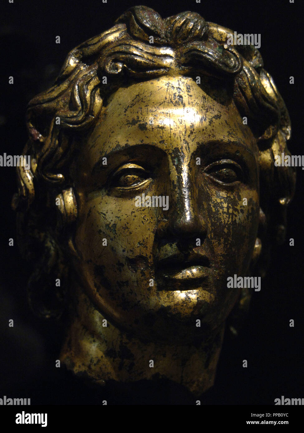 Alexander III. der Große (-356-323). Der König von Mazedonien (-336 bis -323). Der Sohn Philipp II. und Prinzessin epirota Olympia. Bronzebüste in Blattgold. 2. Jahrhundert. Es kommt von Kircheriano Museum. Palazzo Massimo. Die nationalen Römischen Museum. Rom. Italien. Stockfoto