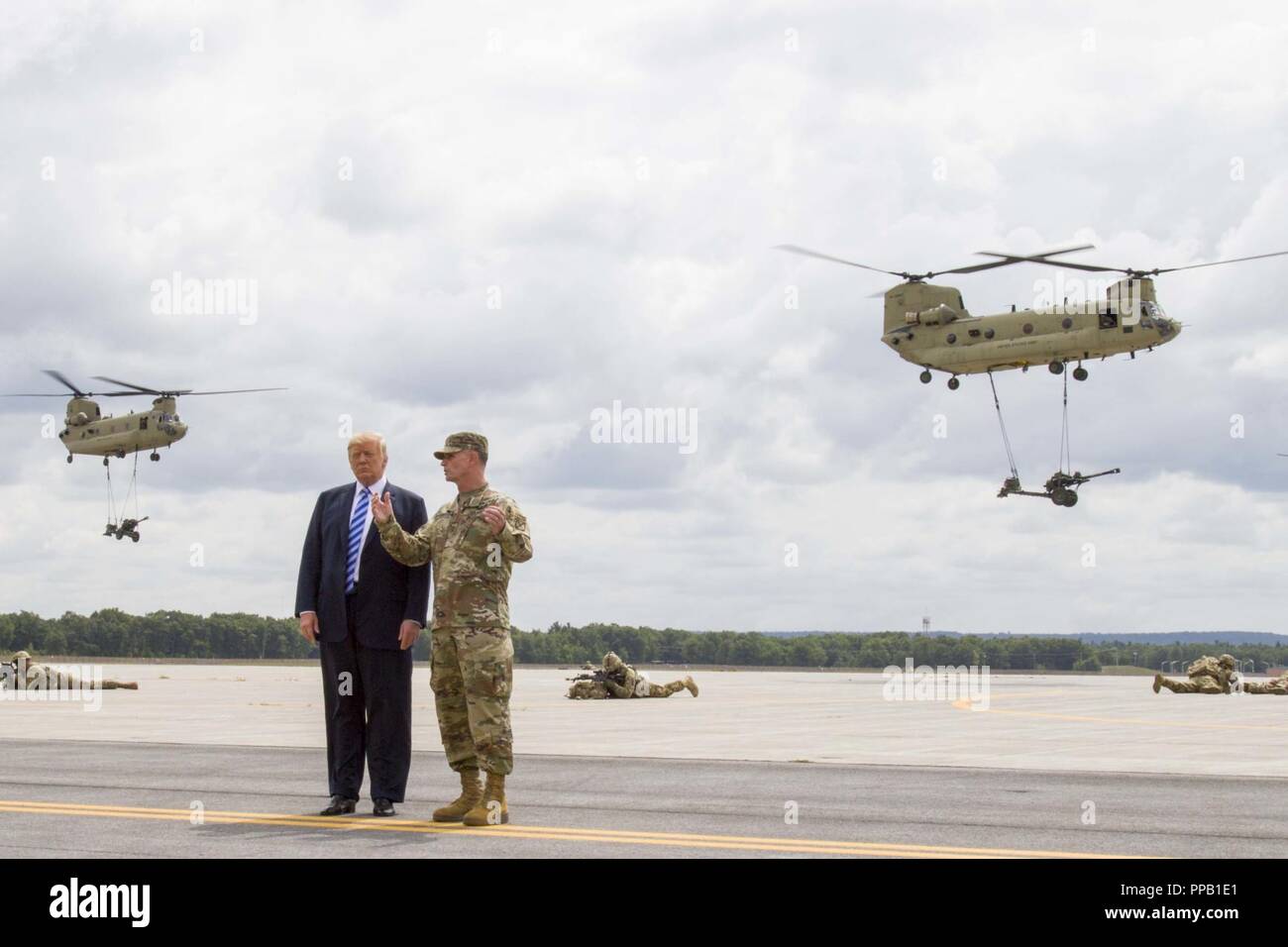 Präsident Donald J. Trumpf und Generalmajor Walter E. Piatt, Kommandant des 10 Mountain Division (LI), Blick auf die CH-47 Chinook Hubschrauber tragen in die Artillerie während einer Demonstration am Fort Drum, New York, am 13. August. Die Demonstration war Teil der Präsident Donald J. Trumpf Besuch der 10 Mountain Division (LI) der National Defense Authorization Act von 2019, der die Armee der autorisierten Active Duty ende Stärke von 4.000 ermöglicht uns kritische Fähigkeiten zur Unterstützung der nationalen Verteidigungsstrategie zu Feld zu unterzeichnen. Stockfoto