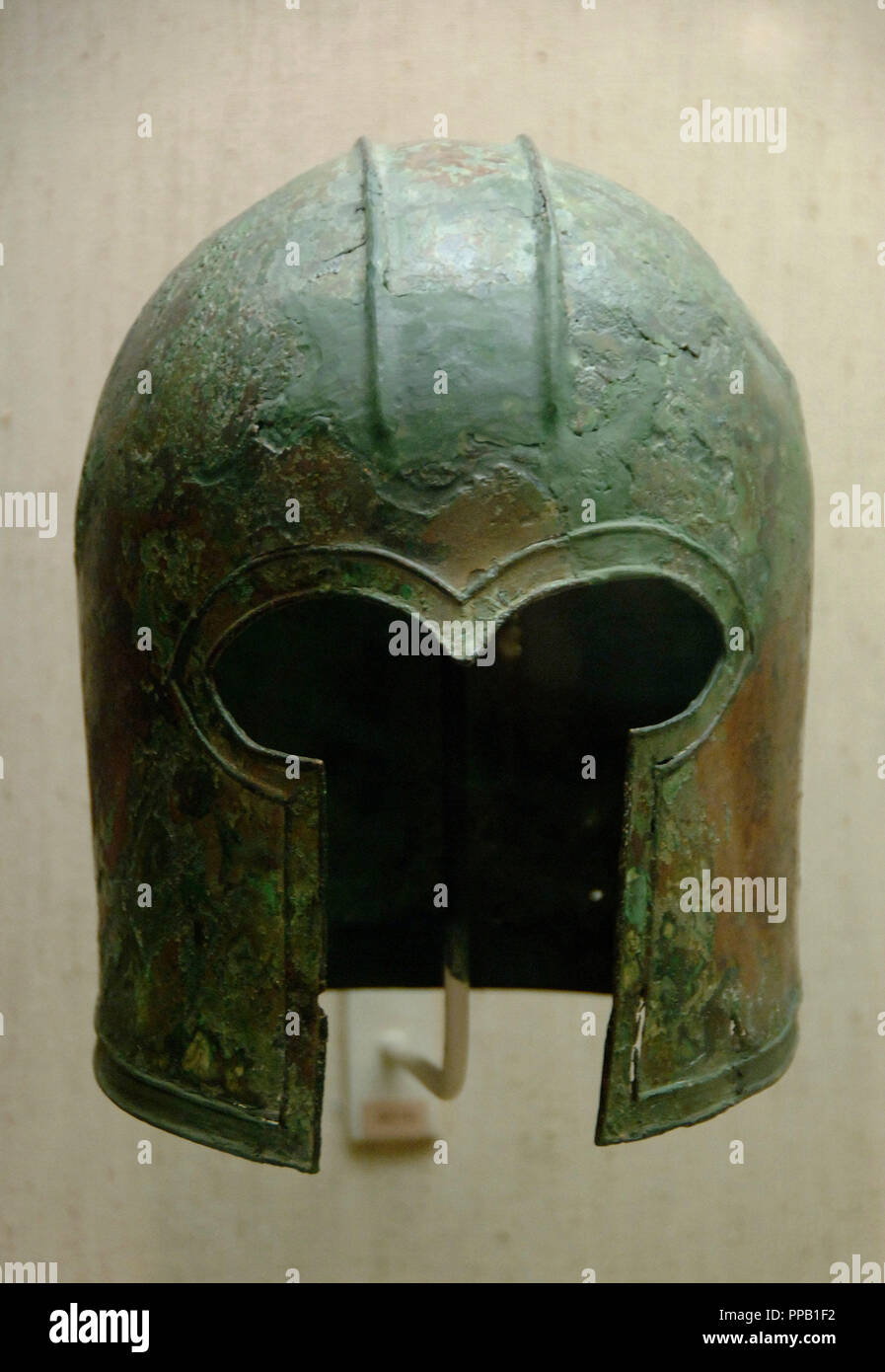 Griechische Kunst. Archaische bronze Helm der Korinther Art. Um 700-675 v. Chr. Museum für Kykladische Kunst in Athen und der griechischen Antike. Griechenland. Stockfoto