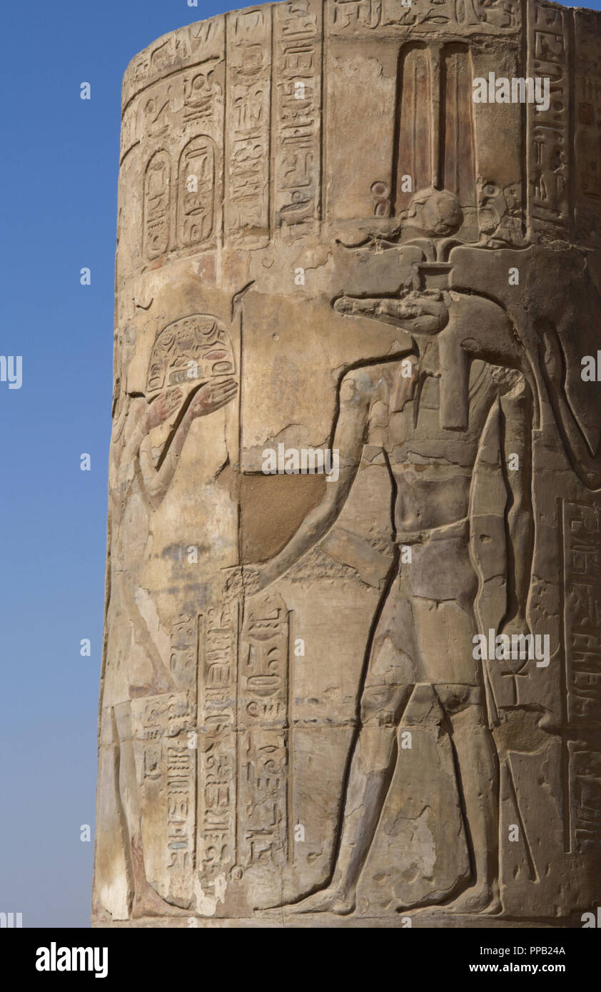 Ägyptische Kunst Tempel von Kom Ombo. Ptolemäischen Dynastie. 2. Jahrhundert v. Chr. eingeweiht der Krokodilgott Sobek und Falcon Gott Haroeris. Relief mit der Darstellung der Gott Sobek shuty Krone tragen. Stockfoto