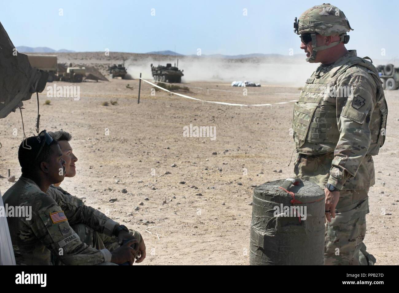 U.S. Army Command Sgt. Maj. Timotheus Hileman, Pennsylvania National Guard, spricht mit Cpl. Jesse Manibusan und Pfc. Mikal Primus, sowohl Infanteristen mit 1St Bataillon, 111 Infanterie Regiment, 56th Stryker Brigade Combat Team, 28 Infanterie Division, Pennsylvania National Guard während ihrer Ausbildung 12.08.13 am National Training Center, Fort Irwin, Kalifornien. Stockfoto