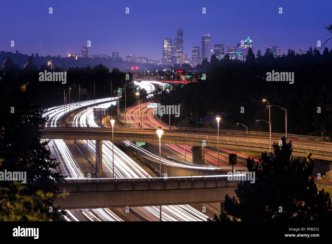 Der Interstate 5 und Downtown Skyline bei Nacht, Seattle, Washington State, USA Stockfoto