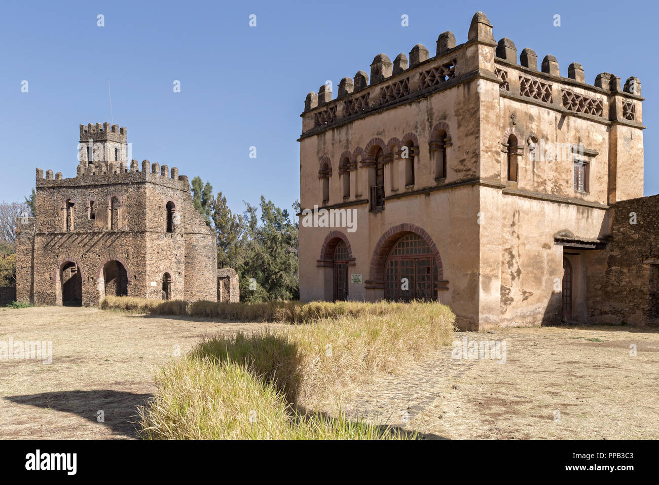 Das Archiv Schloss (Bibliothek) des Königs Fasilides (L) & Yohannis ich's Castle (R). Fasil Ghebbi, Royal Enclosure, Gonder, Äthiopien. UNESCO-Welterbe S Stockfoto