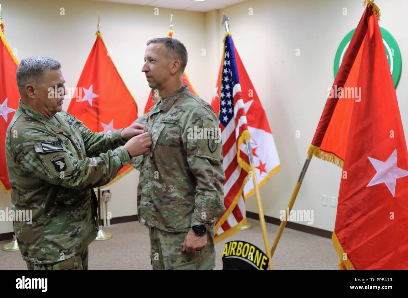 Flughafen Bagram, Afghanistan (14 August 2018) - US-Generalstabschef, General Mark A. Milley, Orte mit einem Stern Rang auf Neu gefördert Brig. Gen. Scott A. Jackson während der Werbeaktion Zeremonie in den Vereinigten Staaten Kräfte - Afghanistan Hauptsitz am Flughafen Bagram, Afghanistan, am 14. August. Stockfoto