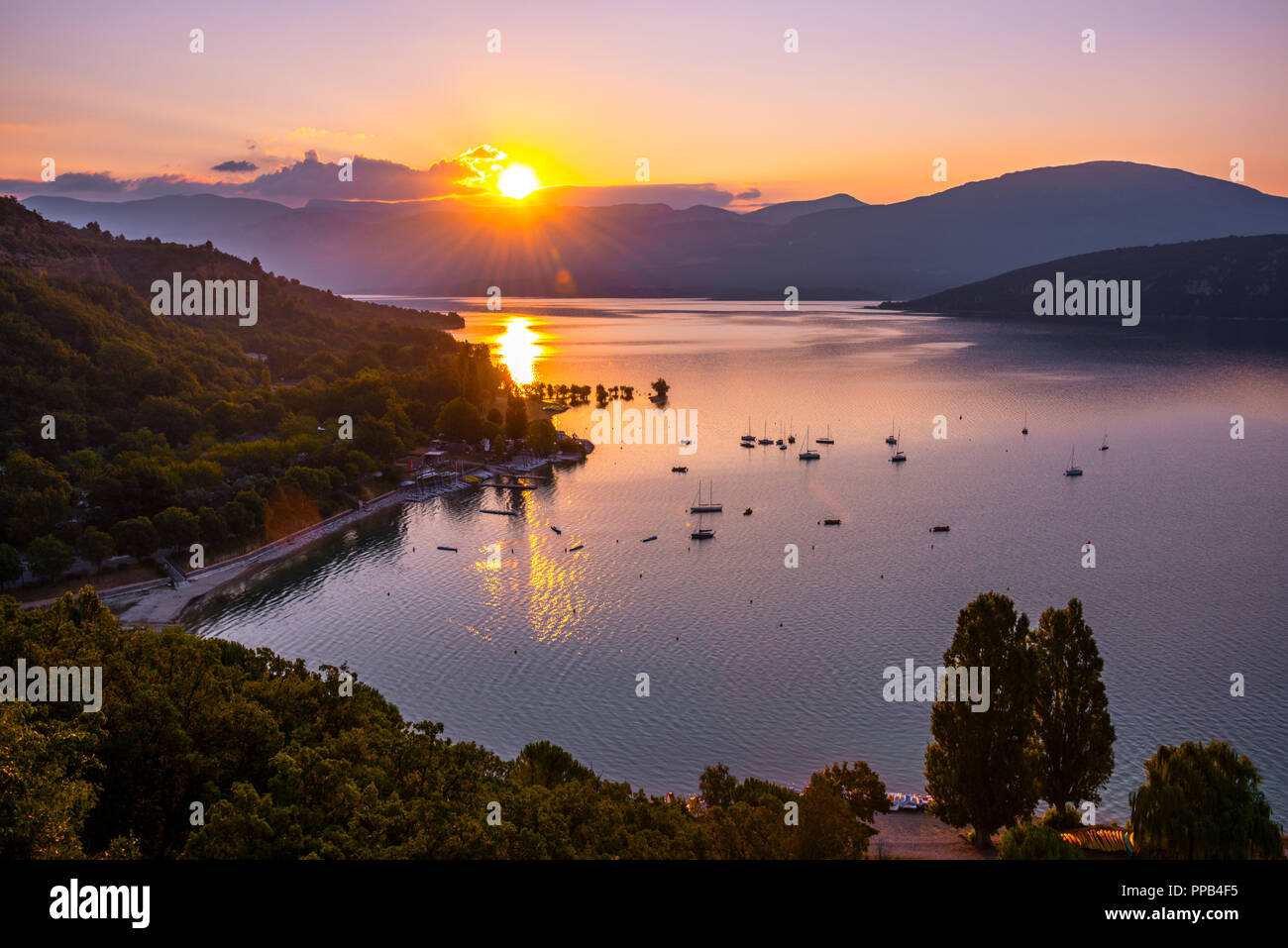 Sonnenaufgang über dem See von Sainte-Croix, Provence, Frankreich, Departement Alpes-de-Haute-Provence, Region Provence-Alpes-Côte d'Azur Stockfoto