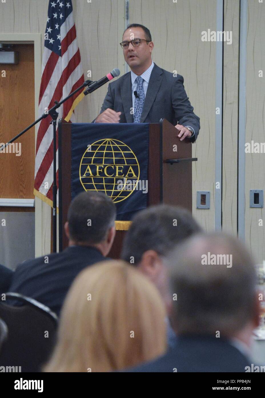 Keynote Speaker, Herr Matt Swartz, Stellvertretender Kommandant, Marine Informationen Kräfte spricht an der Military Sealift Command und Streitkräfte Communications Electronics Association IT/Cyber Industrie Tag 14 August. Stockfoto