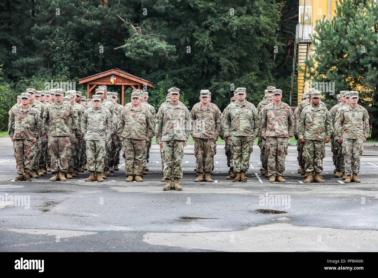 Soldaten aus dem Tennessee 278th Armored Cavalry Regiment stand, die sich in der Ausbildung bei der Eröffnung der Polnischen Streitkräfte Tag in Yavoriv, Ukraine, 12.08.15. Stockfoto
