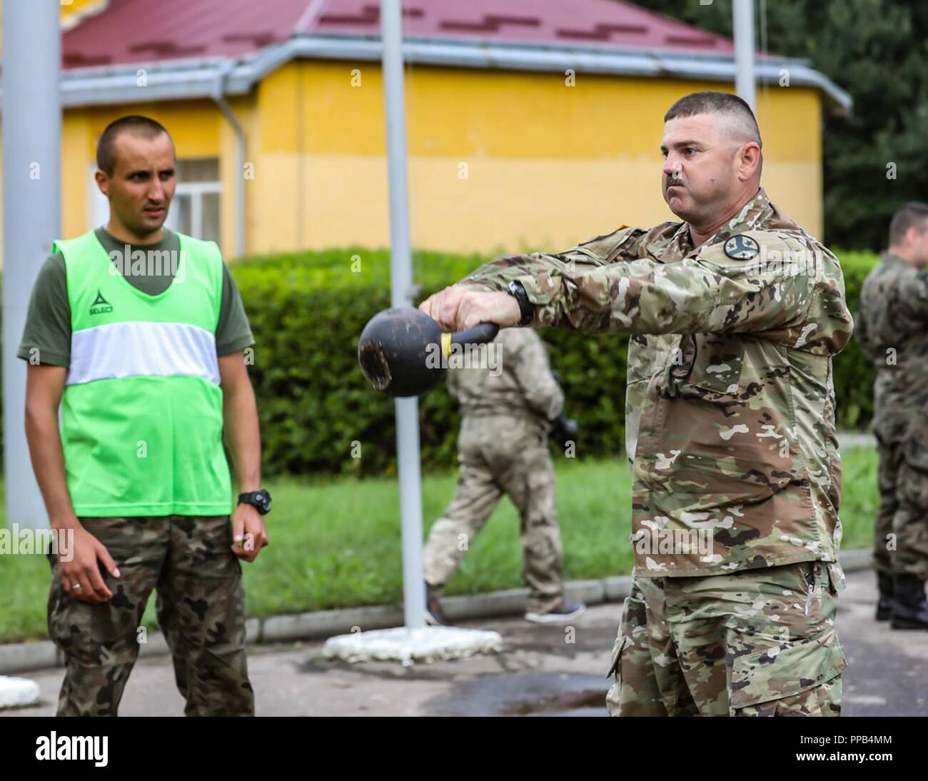 Staff Sgt. Bonner der 278th Armored Cavalry Regiment schwingt einen Wasserkocher Glocke an einem Wettbewerb während der Polnischen Streitkräfte Tag an Yavoriv, Ukraine, 12.08.15. Stockfoto