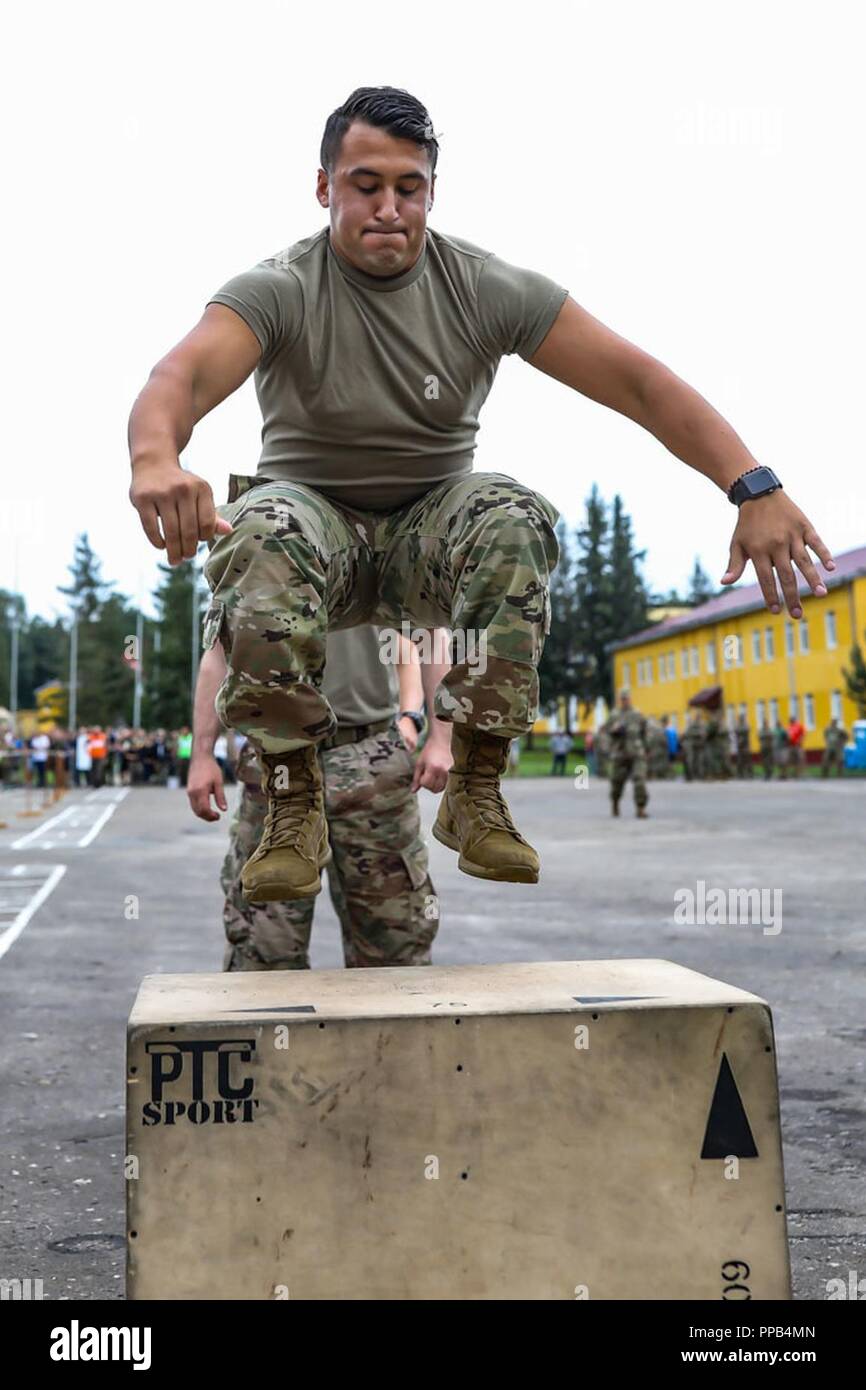 SPC Vasquez vom 278th Armored Cavalry Regiment funktioniert die Box springen an einem Wettbewerb während der Polnischen Streitkräfte Tag gehalten an Yavoriv, Ukraine, 12.08.15. Stockfoto