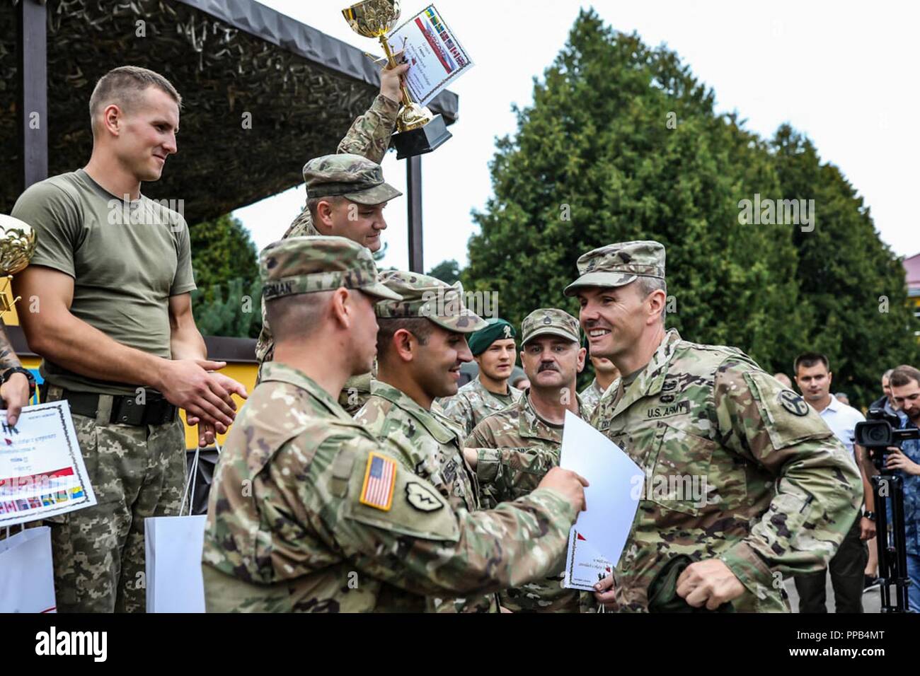 CSM Dale Crockett von der 278th Armored Cavalry Regiment gratuliert ein US-Team, das Haus den ersten Platz in einem Wettbewerb teilgenommen haben während der Polnischen Streitkräfte Tag an Yavoriv, Ukraine, 12.08.15. Stockfoto