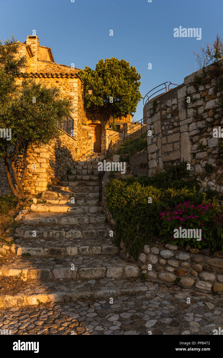 Straße und bunten Häuser der Provence von morgen Licht strahlte, Dorf Sainte-Croix-du-Verdon, Frankreich, Departement Alpes-de-Haute-Provence Stockfoto