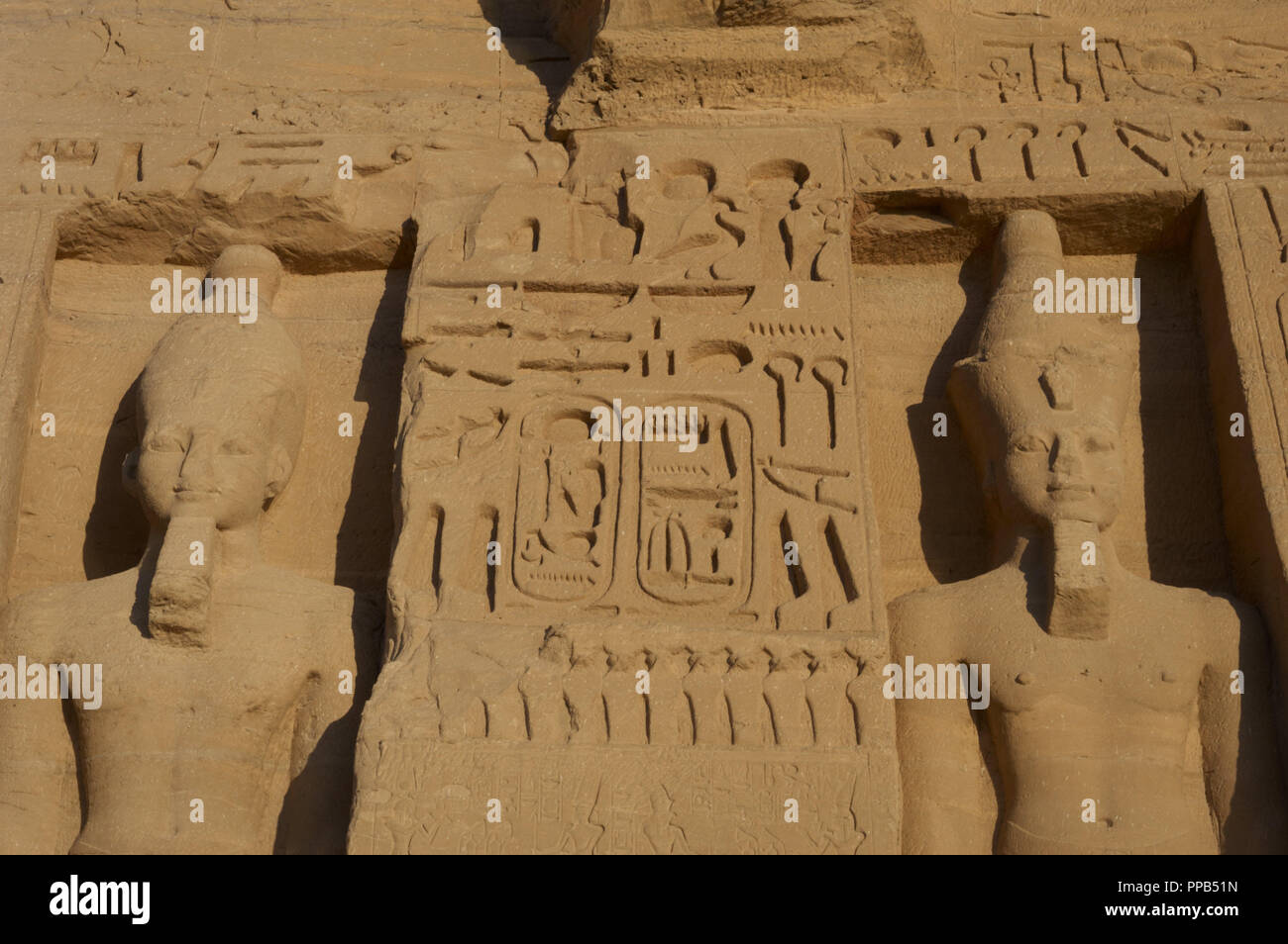 Ägyptische Kunst Tempel der Hathor oder Kleine Tempel der Nefertari gewidmet. Fassade, die den Pharao Ramses II (1290-1224 v. Chr.) mit weißen Krone von Oberägypten und falschen Bart (links) und mit Doppelkrone und falschen Bart (rechts). 19. Dynastie. Neuen Reich. Abu Simbel. Ägypten. Stockfoto