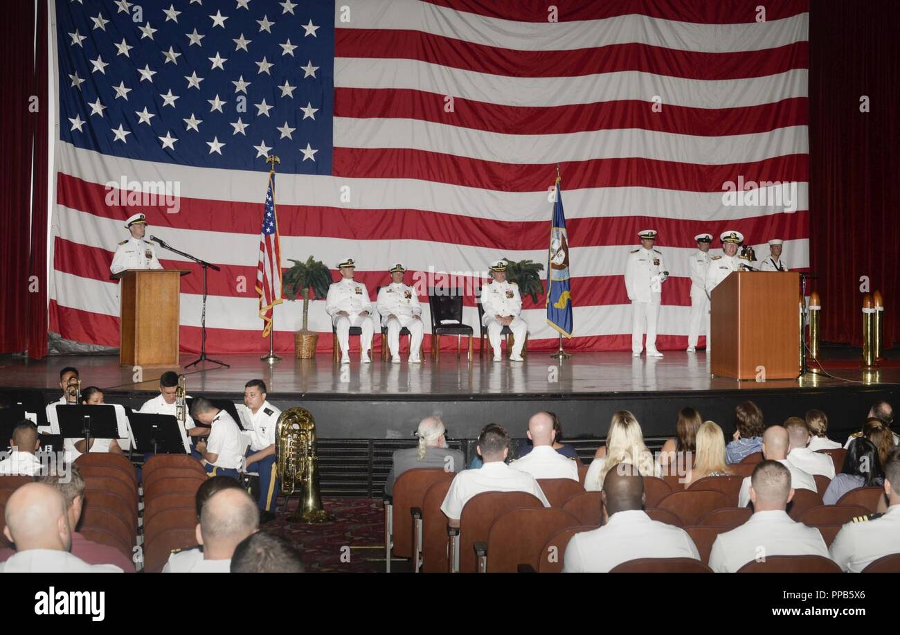 SANTA Rita, Guam (Aug. 17, 2018) Hintere Adm. Daryl Caudle, Commander, Submarine Kräfte, der US-Pazifikflotte, bietet Erläuterungen als Gastredner während des U-Boots Squadron (SUBRON) 15 Ändern des Befehls Zeremonie am Marinestützpunkt Guam Theater, 12.08.17. Kapitän Timothy Poe entlastet Kapitän David Schappert als Kommandierender Offizier der SUBRON 15. SUBRON 15 ist auf Polaris, Naval Base Guam in Apra Harbor, Guam entfernt und besteht aus vier Los Angeles-Klasse Angriffs-U-Boote. Stockfoto