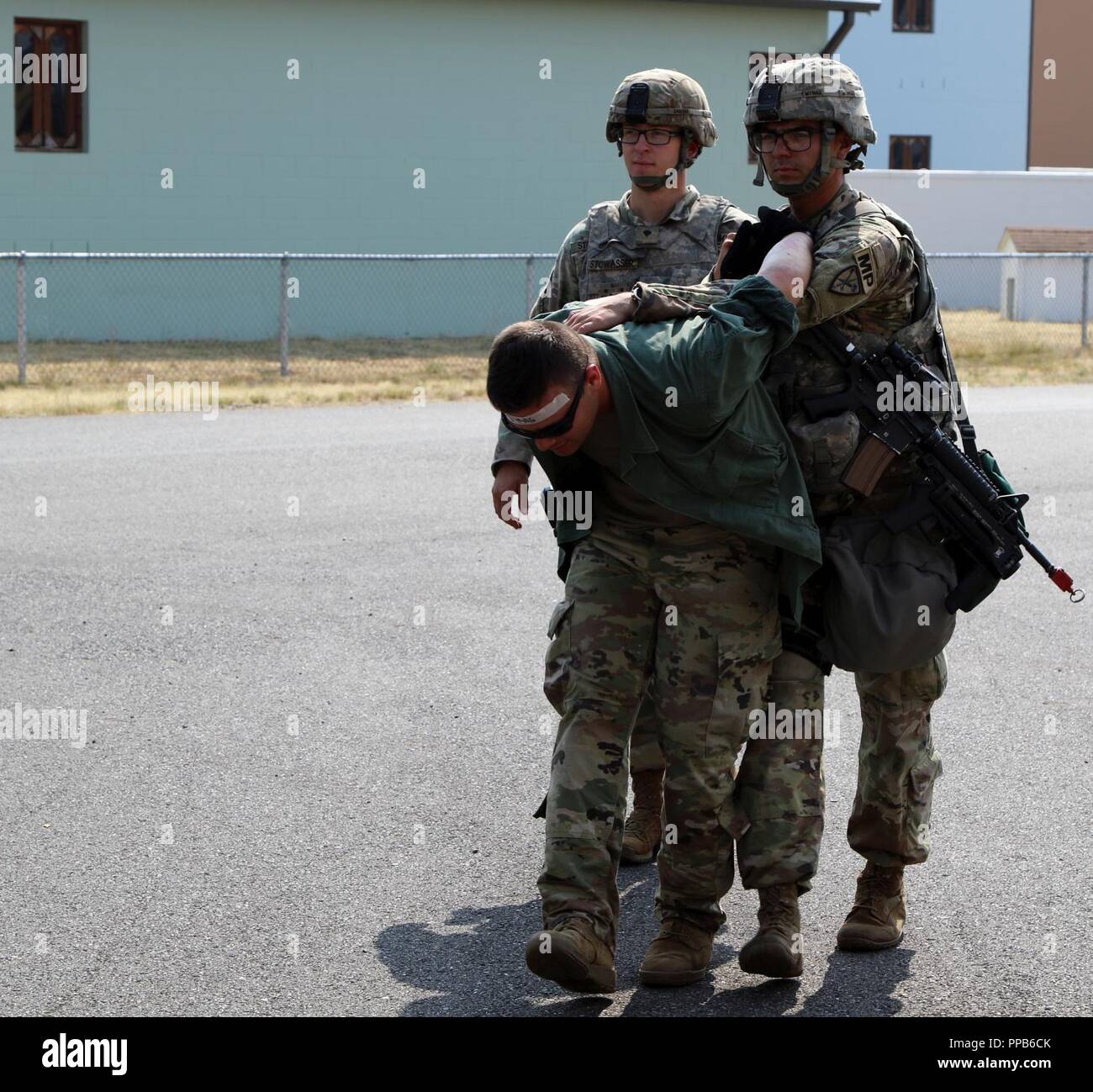 Soldaten der 170th Military Police Company, 504th Military Police Battalion, 42th Military Police Brigade Escorts einen verwundeten Gefangenen in einem Häftling Wartebereich während des Trainings auf Joint Base Lewis-McChord, Washington, den 13. August 2018 Stockfoto