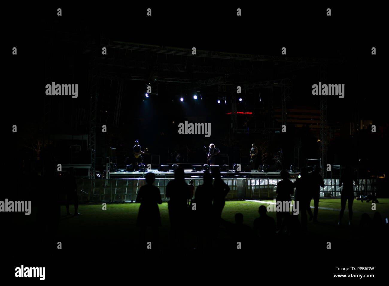 Die Leute, die ein Konzert im Freien in der kulturellen Mitte von Stavros Niarchos bei Nacht, in Athen Griechenland Stockfoto