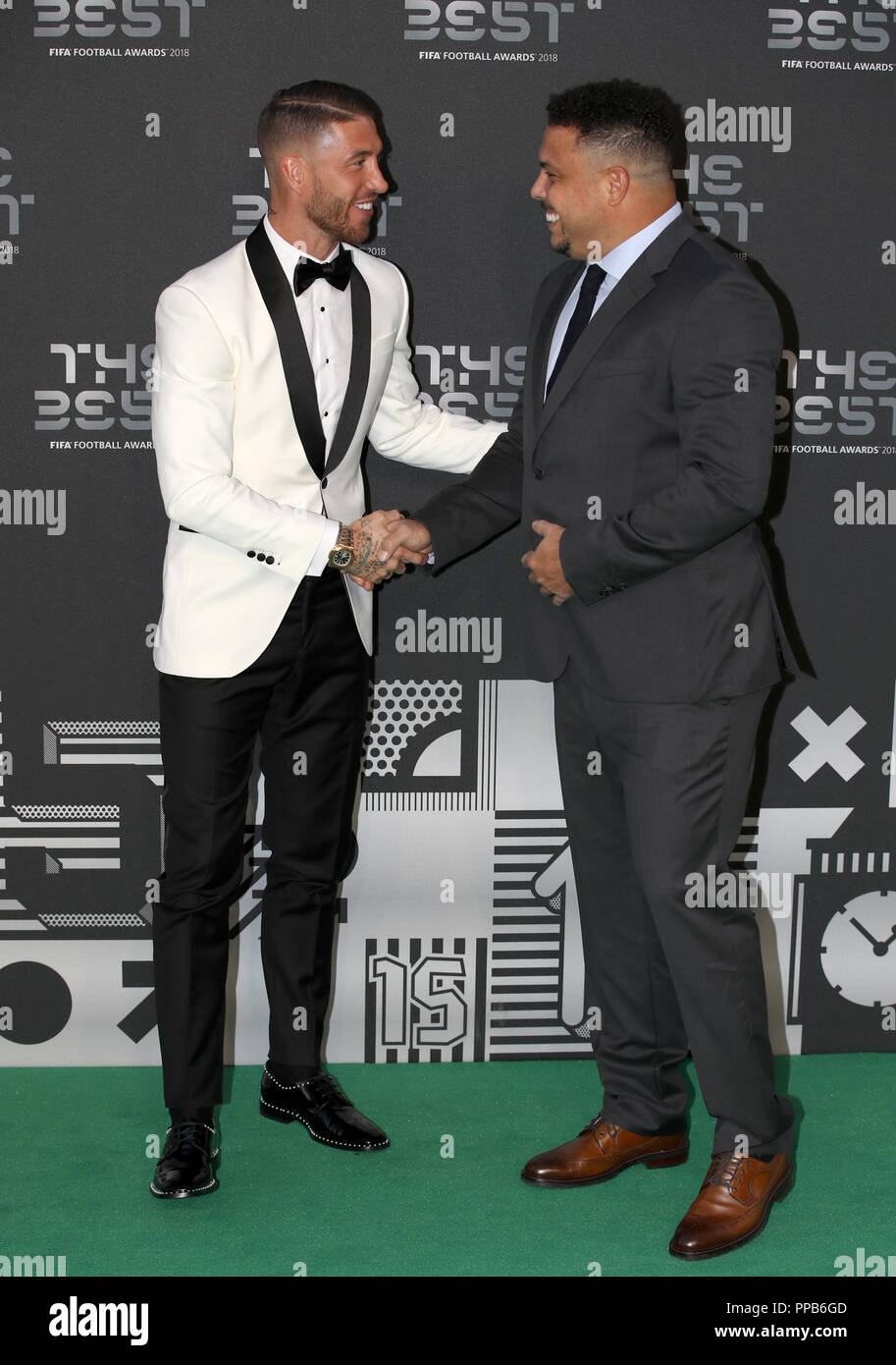 Ronaldo (rechts) und Sergio Ramos kommen für die besten FIFA-Fußballpreise 2018 in der Royal Festival Hall, London, an. Stockfoto
