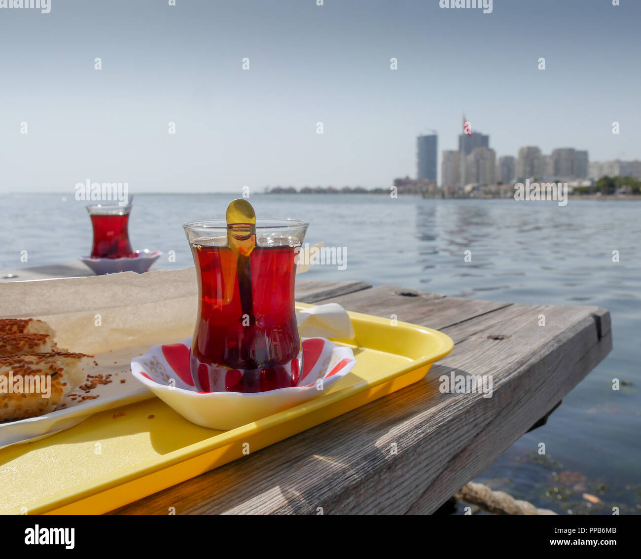 Ein Glas schwarz (rot) Kaffee- und Meerblick an die Türkei Stockfoto