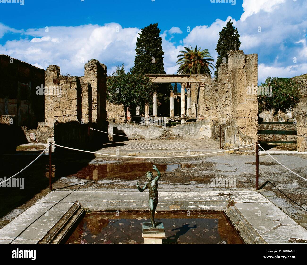 Römische Kunst. Italien. Pompeji. Das Haus des Fauns. Während dem 2. Jahrhundert v. Chr. gebaut. Privathaus. Bronzestatue der tanzenden Fauns gelegen, ursprünglich auf der Lippe das Impluvium. Stockfoto
