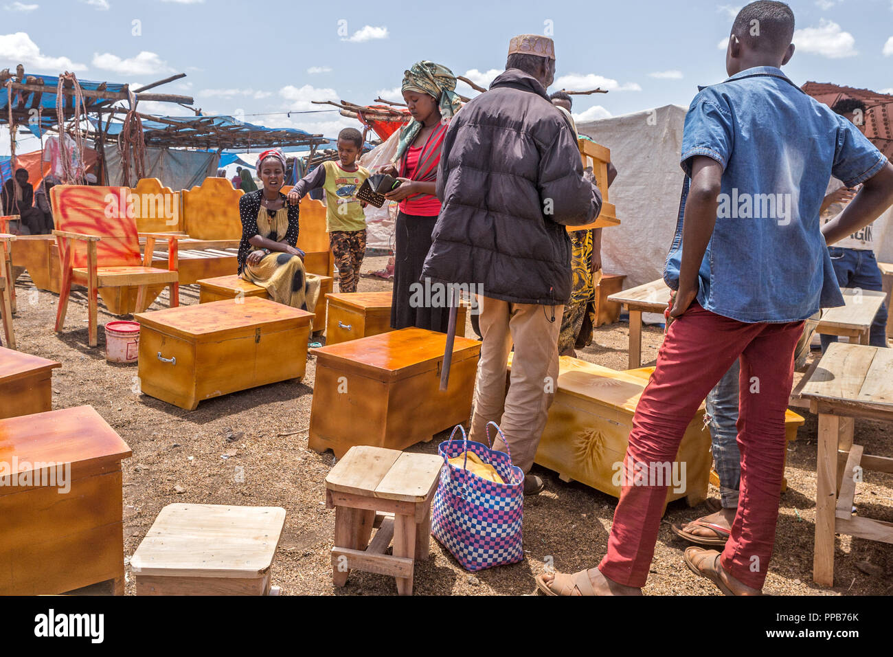 Dolo Mena-Markt, Oromia Region, Äthiopien. Möbel. Färbung der Holz, Bett. Stockfoto