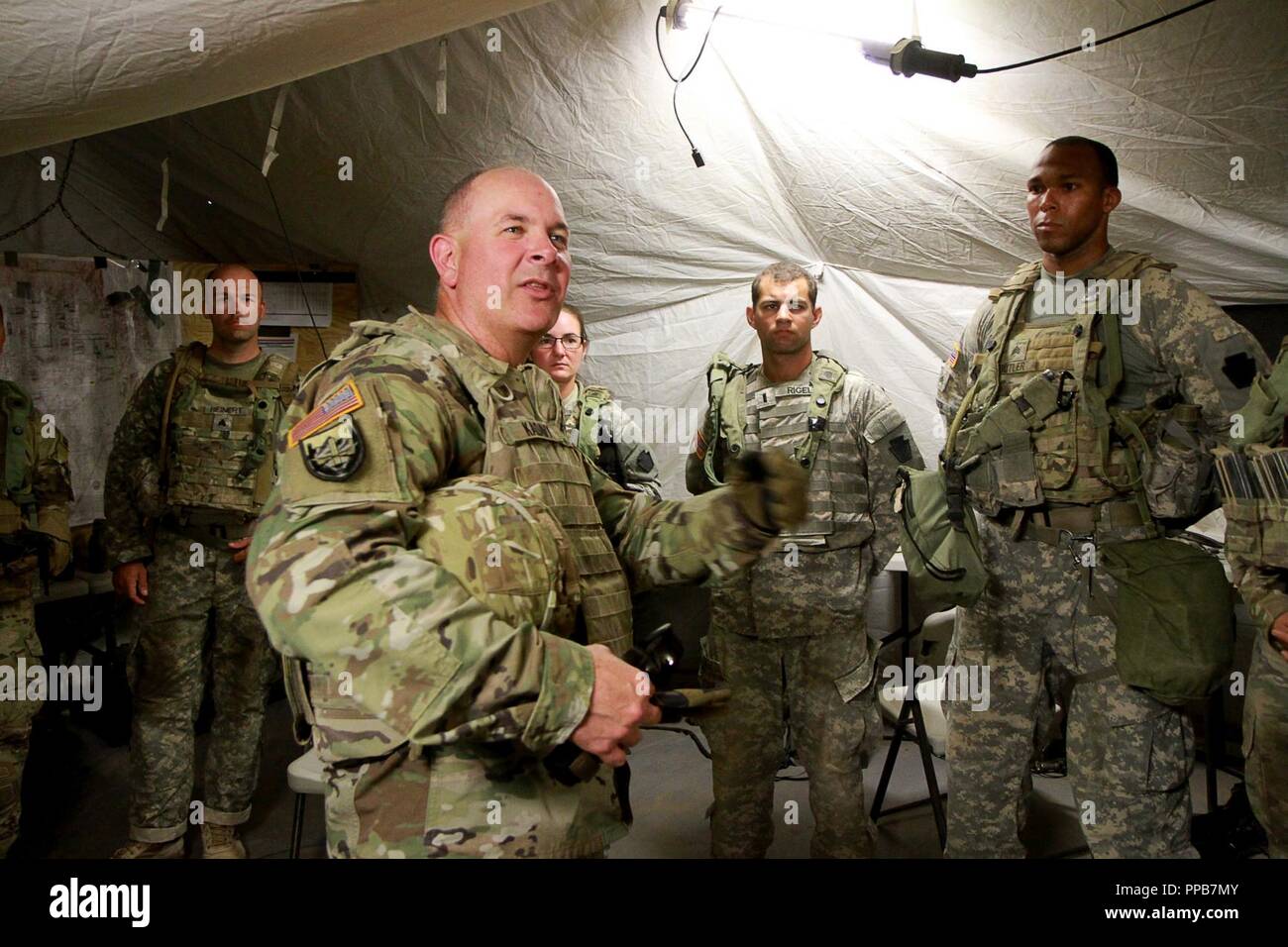 Generalleutnant Timothy J. Kadavy, Direktor der Army National Guard, trifft sich mit Soldaten der 2. Staffel, 104 Cavalry Regiment, 56th Stryker Brigade Combat Team, 28 Infanterie Division, Pennsylvania Army National Guard, die Erfahrungen zu diskutieren und Ausbildung, die sie während ihrer Rotation an der National Training Center, Fort Irwin, Kalifornien, 12.08.16 erhalten haben. Stockfoto