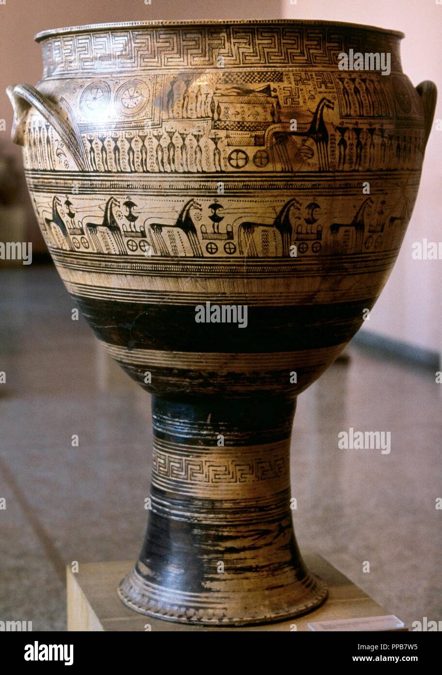 Griechische Kunst Keramik Krater vom Dipylon Nekropole, die zu geometrischen neuesten Stil und mit der prothese oder durch Einwirkung der Toten auf den Sarg auf einem Wagen montiert und die Parade der Krieger in Wagen platziert. Im Jahr 750 v. Chr. vom Nationalen Archäologischen Museum. Athen. Griechenland. Stockfoto