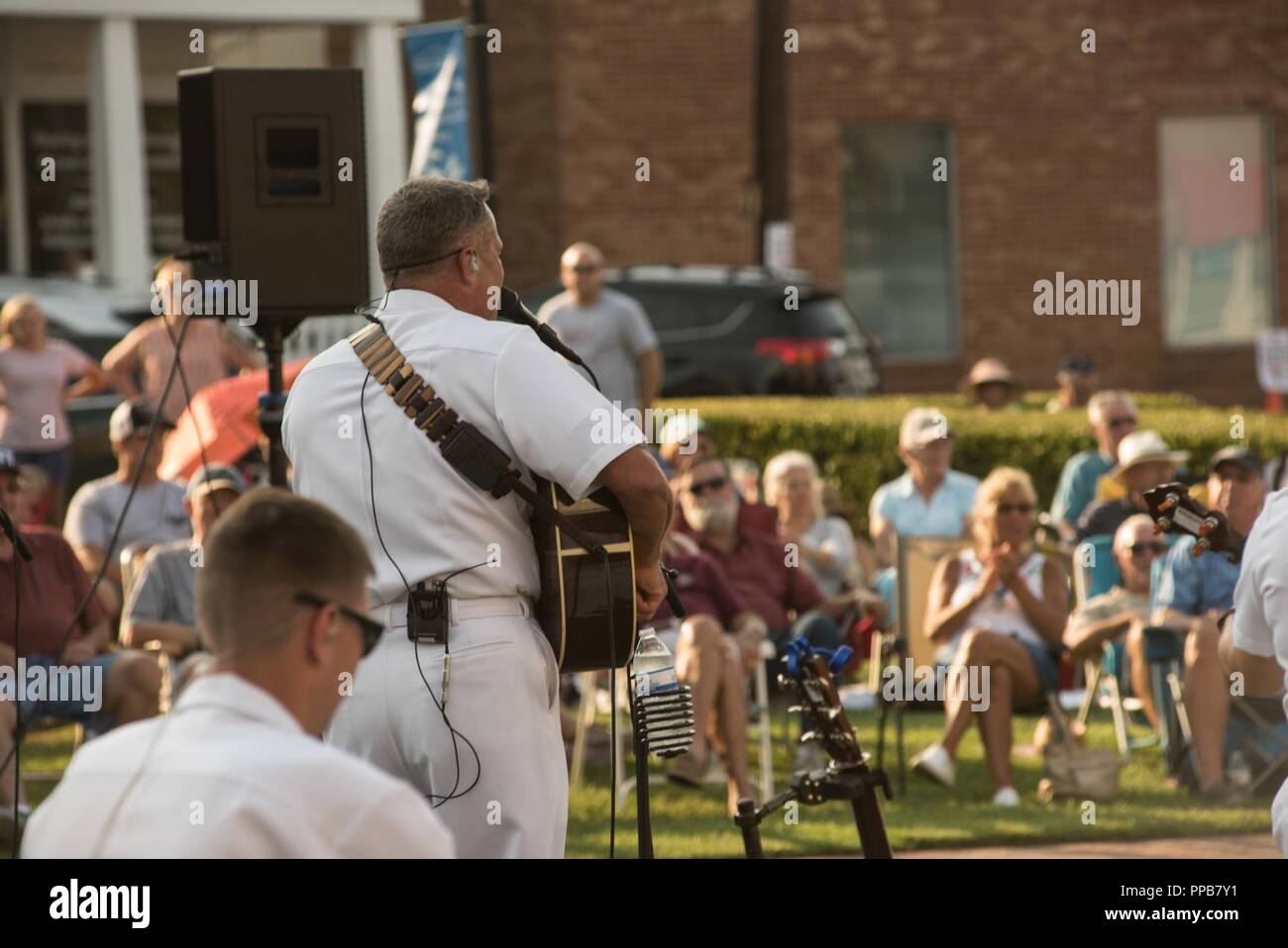 LEONARDTOWN, MD (16. August 2016) Musiker 1. Klasse Kenny Ray Horton, singt mit der US-Navy Band Land Aktuelle während einem Nachmittag Konzert am Leonardtown Square in Leonardtown, Maryland. Mit lustigem und familienfreundliche Bühnenshow, Land Aktuelle hat seine Fans begeistern seit über 40 Jahren mit ihren musikalischen Virtuosität und Humor. Stockfoto