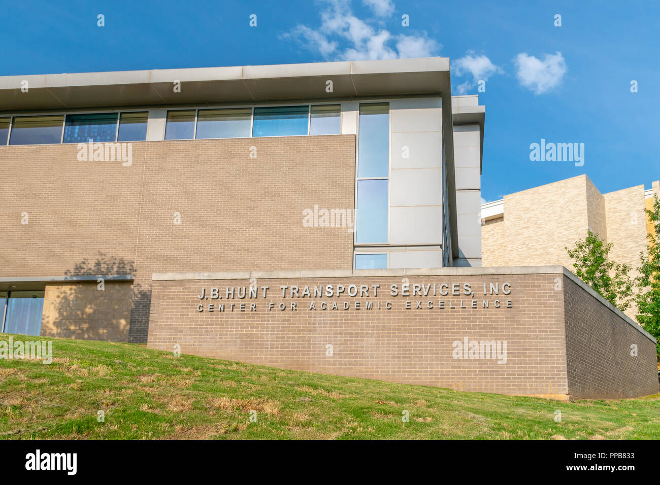 FAYETTEVILLE, AR/USA - Juni 8, 2018: J.B. Jagd Zentrum für wissenschaftliche Exzellenz auf dem Campus der Universität von Arkansas. Stockfoto