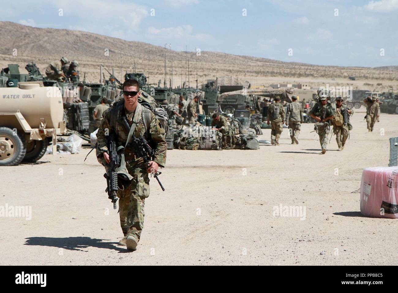 Soldaten der 56th Stryker Brigade Combat Team, 28 Infanterie Division, Pennsylvania National Guard Zurück zur cantonment nach zwei Wochen im Feld an den National Training Center, Fort Irwin Kalifornien, 12.08.17. Die Soldaten der 56th SBCT durchgeführt entscheidende - Aktion Ausbildung, kombinierte Waffen Manöver, und live-fire Übungen. Stockfoto