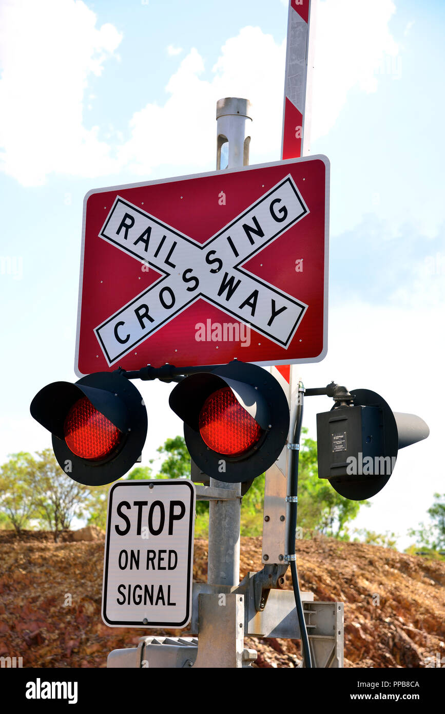 Haltestelle Bahnhof Wegweiser an der Kreuzung in South Western Australien Stockfoto