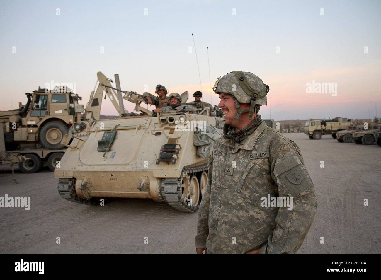 Soldaten der 56th Stryker Brigade Combat Team, 28 Infanterie Division, Pennsylvania National Guard Zurück zur cantonment nach zwei Wochen im Feld an den National Training Center, Fort Irwin Kalifornien, 12.08.17. Die Soldaten der 56th SBCT durchgeführt entscheidende - Aktion Ausbildung, kombinierte Waffen Manöver, und live-fire Übungen. Stockfoto