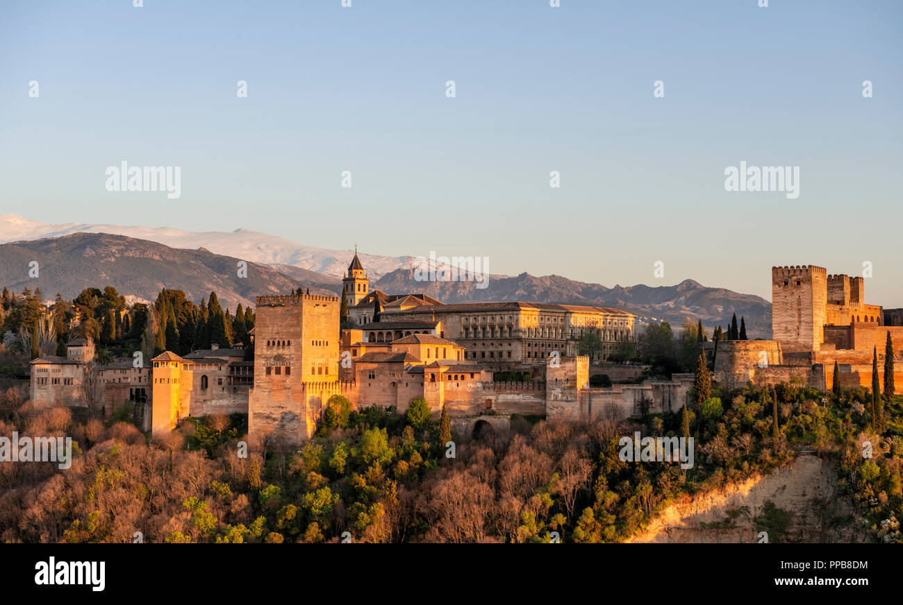 Alhambra am Sabikah Hill bei Sonnenuntergang, maurischen Zitadelle, nasriden Paläste, Palast von Karl V. Stockfoto