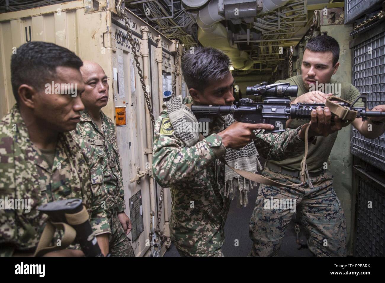 Pazifik - US Marine Cpl. Jeffere Schaefer (ganz rechts), Teamleiter mit Lima Company, Bataillon Landung Team 3/1, 13 Marine Expeditionary Unit (MEU), führt Flur Bohrer mit malaysischen Streitkräften während der Zusammenarbeit flott Bereitschaft und Weiterbildung (Karat) 2018, 16. August 2018. CARAT Malaysia, in der es 24 Iteration, ist entworfen, um die gemeinsame Nutzung von Informationen und die Koordination zu verbessern, baut gegenseitige warfighting Capability und Support langfristige regionale Zusammenarbeit für beide Partner Streitkräfte effektiv zusammen, so daß eine einheitliche maritime Kraft bedienen. Stockfoto