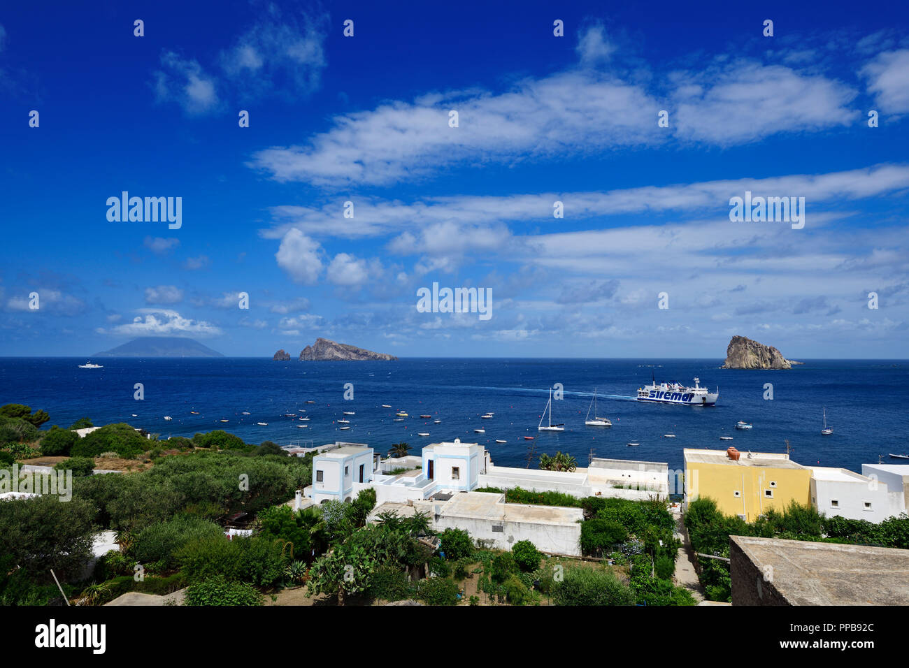 Fähre, Blick von San Pietro auf den vorgelagerten Vulkaninseln und Insel Stromboli, Panarea, Lipari und die äolischen Inseln, Sizilien Stockfoto