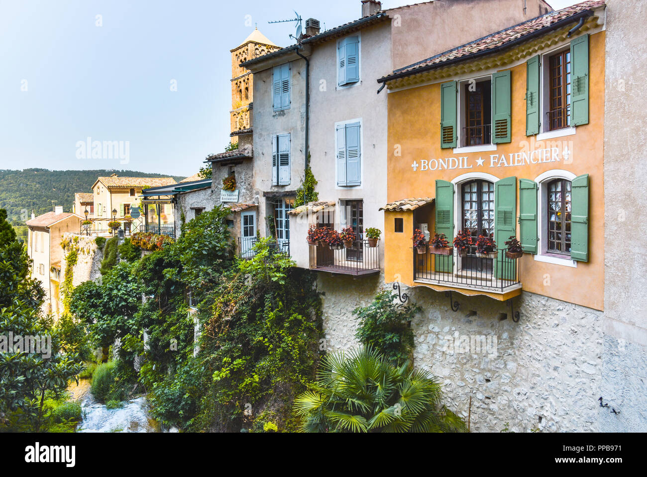Dorf Moustiers-Sainte-Marie, Provence, Frankreich, Mitglied der schönsten Dörfer von Frankreich, Departement Alpes-de-Haute-Provence Stockfoto